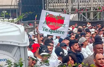 En una imagen captada por este medio se ve un cartel que dice “Douglas Aranjuez Te quiere (sic)”, en referencia a José Leonardo Muñoz Martínez, histórico cabecilla de la banda La Terraza. Foto: El Colombiano