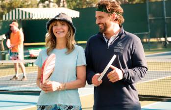 Mary Steenburgen y Jake Johnson en la película The Dink: pasión por el pickleball. FOTO Cortesía Apple TV