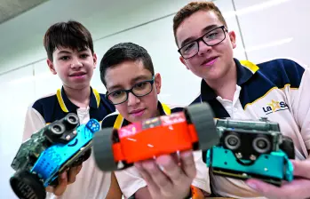 A la izquierda, Elián Nieto, en el centro, Juan Sebastián Mur, y a la derecha, Mathías Baleta, enseñando los prototipos con los que competirán en Osaka, Japón. FOTO Manuel Saldarriaga. 