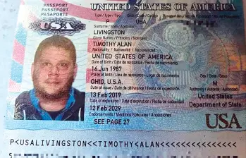 Pasaporte del turista estadounidense Timothy Alan Livingston, quien fue sorprendido con dos menores de edad en un hotel en El Poblado, en Medellín. Es buscado desde hace dos años. FOTO: Cortesía Migración