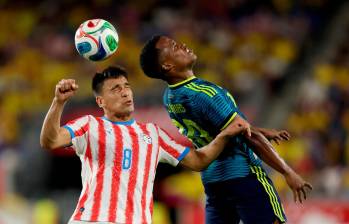 Jhon Arias, quien disputa el balón con Diego Gómez de Paraguay, actuó como creativo de Colombia. FOTO GETTY 