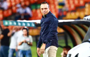 El entrenador Alejandro Restrepo dirige al Medellín desde el 7 de agosto del 2024. En ese tiempo ha llevado a los rojos a dos finales (una de Liga y una de Copa). Busca la tercera. Foto: Manuel Saldarriaga