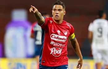 Los jugadores del DIM recibieron el nuevo bus de la institución que los llevó al estadio Atanasio Girardot para el duelo ante Cúcuta Deportivo, por la sexta fecha de la Liga BetPlay. FOTO: Manuel Saldarriaga