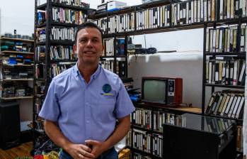 El Arka Café Museo, creado Omar y su familia, guarda más de 30 años de archivo audiovisual de Pueblorrico, un patrimonio que sueña con digitalizar. FOTO Julio César Herrera. 