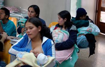 Las mujeres enfrentan desafíos particulares a la hora de acceder a la atención médica. Foto Colprensa.