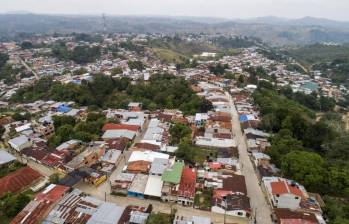 Organizaciones sociales denuncian que en Segovia los grupos ilegales realizan retenes ilegales, revisiones de celulares, bloqueos al paso de alimentos y combustible, además de desplazamientos forzados. Foto: EL COLOMBIANO