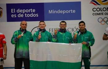 El técnico Leonardo González con los deportistas Andrés Felipe Martínez, Dilan Jiménez y Brayan Narváez ganadores del oro por equipos. FOTO CORTESIA