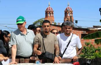 Daniel Muñoz y Luis Díaz llegando a Amalfi para compartir con la comunidad. Jugarán un amistoso en el pueblo natal del lateral. FOTO: Jaime Pérez