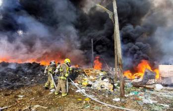 Unidades de Bomberos luchan este martes por controlar las llamas. Foto: @DAGRDMedellin