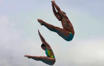 Sebastián Morales ganó, junto a Daniela Zapata, la medalla de oro en trampolín 3 metros mixtos en nacional de clavados. FOTO: MANUEL SALDARRIAGA
