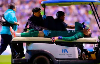 Este fue el momento en el que Kevin Mier salió del campo en camilla tras la lesión que sufrió. FOTO GETTY 