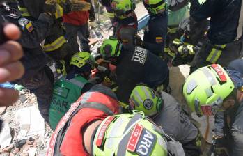El equipo Usar Col-1, que tiene entre sus integrantes a ocho integrantes del Cuerpo de Bomberos de Envigado, rescataron a Moises, un niño de 11 años, en La Guaira. FOTO: CORTESÍA
