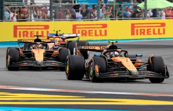Lando Norris fue escoltado en el esprint por Oscar Piastri y Lewis Hamilton. FOTO: AFP