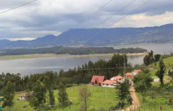 La Laguna de Guatavita, ubicada en el municipio de Sesquilé (Cundinamarca), es un sitio conocido por la leyenda de El Dorado y uno de los principales atractivos en este municipio. Imagen, AFP.