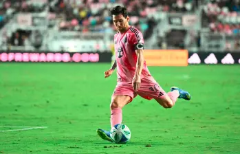 El césped que muchas veces pisó Messi está a la venta. FOTO AFP