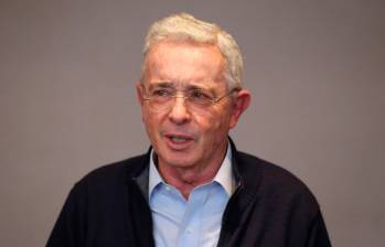 Álvaro Uribe Vélez mantuvo su calidad de imputado luego de que la Corte Constitucional encontrara equivalencia a la indagatoria que le abrió la Corte Suprema. FOTO Colprensa