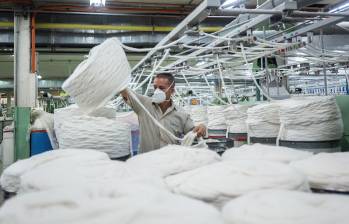 Según la Cámara Colombiana de la Confección, Colombia solo produce el 5% de los hilos que demanda la industria, por lo que el 95% restante debe importarse. Foto: Camilo Suárez 