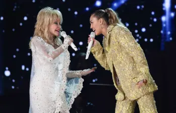 Dolly Parton y Miley Cyrus compartieron momentos como madrina-ahijada en el escenario y detrás de él, estableciendo un vínculo especial. Foto: Getty Images