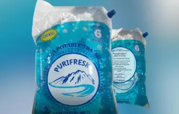 Por circular con un registro sanitario vencido, el agua potable tratada marca “PURIFRESK” ha sido declarada como producto fraudulento por el Invima. FOTO: Invima