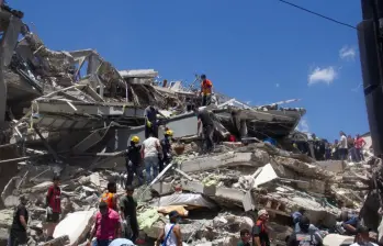 El Gobierno busca articular recursos públicos y privados para atender a las más de 44.000 familias damnificadas por el terremoto. Obras por Impuestos es una de las alternativas planteadas para financiar proyectos de reconstrucción. FOTO: AFP.