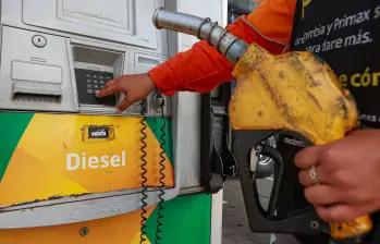 El texto de la reforma tributaria plantea distintas tasas de impuestos a través del tiempo para los combustibles. FOTO Manuel Saldarriaga