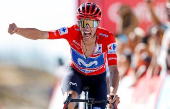 Enric Mas celebra en el Alto de Aitana una victoria que lo fortalece como líder de una Vuelta a España que ahora está abierta. FOTO: @Movistar_Team
