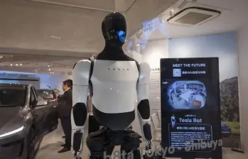Elon Musk aseguró que la inteligencia artificial y la robótica, con proyectos como Optimus y la conducción autónoma, podrían acabar con la pobreza y transformar la economía global. FOTO: AFP.