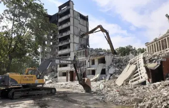 Excavadora desmantelando un edificio destruido en Ucrania por un ataque ruso. FOTO: AFP