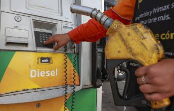 En contraste con el diésel o acpm, la refinación nacional no ha presentado un incremento en su producción de gasolina en los últimos años. Foto: Manuel Saldarriaga