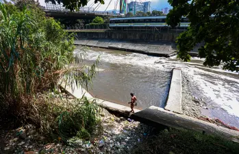 El río Medellín tiene al menos 82 puntos críticos y arrastra un deterioro y negligencia desde hace casi un siglo. FOTO: JULIO HERRERA