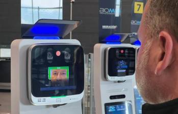 La implementación de control migratorio por iris no solo moderniza el aeropuerto, sino que blinda la seguridad y agiliza la llegada de visitantes a las diferentes ciudades del país. FOTO: Migración / Colprensa