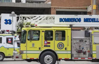 El Cuerpo de Bomberos de Medellín de la Estación Norte se encuentra atendiendo la emergencia. Foto: Edwin Bustamante Restrepo