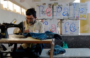 Participantes del Coffee Repair en Medellín se reunirán este viernes en la escuela de costura Atemporal, en Pinar del Río, para reparar prendas textiles y promover el consumo consciente. El evento requiere inscripción previa. FOTOS: AFP