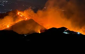 El incendio, activo desde la noche del lunes 10 de agosto, está siendo atendido por los cuerpos de bomberos de 3 municipios. Foto: cortesía.