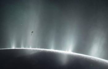 Encélado, la luna de Saturno, expulsa enormes columnas de vapor de agua y partículas de hielo a través de grietas en su polo sur. FOTO NASA