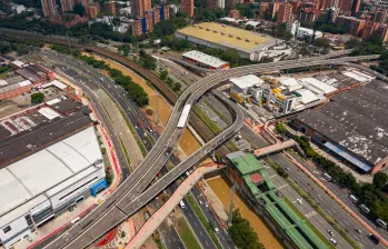 El vandalismo dejó sin iluminación al intercambio vial La Ayurá desde la noche del lunes y desde Enviaseo trabajan para reparar su iluminación lo más pronto posible. FOTO: MANUEL SALDARRIAGA