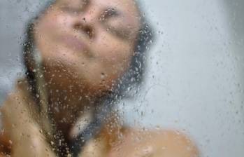 Una ducha fría puede ayudarlo a superar la ansiedad y le podría dar más energía. FOTO: Pixabay