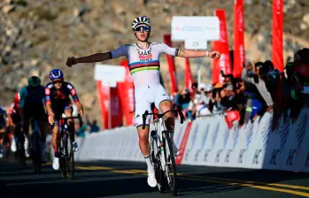 El esloveno celebró su primera victoria de la temporada, y es líder del Tour de Emiratos Árabes Unidos. FOTO: Getty