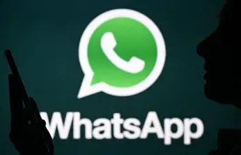 Muchas personas reciben la noticia del fin de una relación a través de un escueto mensaje de texto o un chat. Los especialistas explican por qué ocurre y qué consecuencias tiene para quien lo recibe. FOTO NurPhoto via AFP