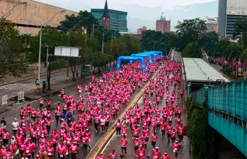 La imagen muestra a parte de la marea rosa que se tomó las calles de Medellín para enviar un mensaje de esperanza a quienes luchan contra el cáncer de mama y a sus familias. FOTO manuel saldarriaga