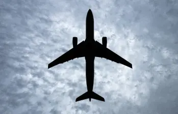 La silueta de un avión en el cielo. FOTO: AFP