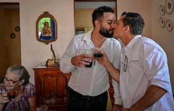 Adiel González y Lázaro González se casaron esta semana en Cuba luego de que ese país le diera vía libre –vía referendo– a los matrimonios de parejas del mismo sexo. FOTOS AFP