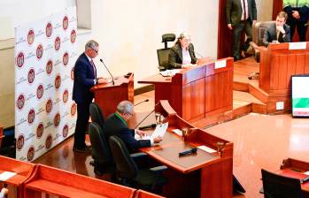 El gobernador Andrés Rendón (a la izquierda, en el atril) exponiendo su postura ante los jueces del alto tribunal. FOTO: Gobernación de Antioquia