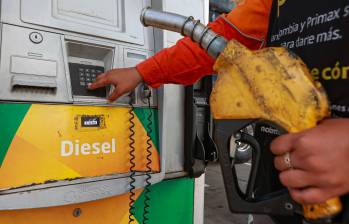 La brecha entre la referencia internacional y el precio nacional del diésel alcanzó $8.400 por galón en la última semana de septiembre. FOTO EL COLOMBIANO 