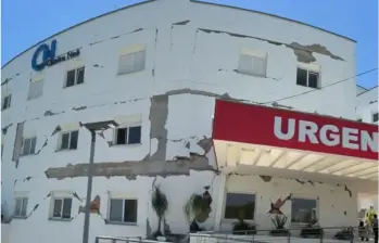 La Clínica Noé de Pereira tuvo que ser evacuada tras presentar condiciones de riesgo en su infraestructura por el terremoto. Sus pacientes fueron trasladados inicialmente a tres centros asistenciales de la ciudad. Crédito: FOTO: Ana Álvarez vía X. 