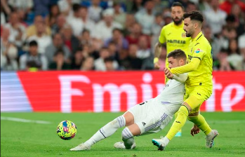 Fede Valverde y Álex Baena disputando un balón en el partido de la fecha 28 de Laliga. FOTO AFP