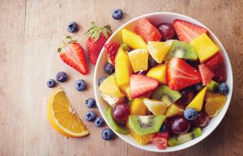 La Organización Mundial de la Salud recomienda consumir cinco porciones entre frutas y verduras al día. FOTO: SSTOCK