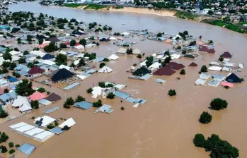 El drenaje inadecuado, la construcción de viviendas en vías fluviales y el vertido de desechos en desagües y canales de agua han empeorado el panorama en Nigeria. Foto: Redes sociales 