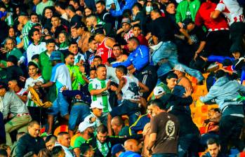 Imágenes de los desmanes que el pasado jueves obligaron a suspender el partido entre Nacional y Junior y que dejaron 45 heridos. FOTO CAMILO SUÁREZ