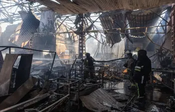 Anteriormente, equipos de emergencia ucranianos respondieron al incendio provocado por un ataque ruso con drones contra un mercado en Druzhkivka, en el este de Ucrania. Foto, AFP. 